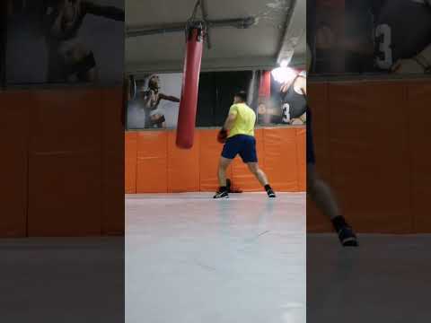 Видео: Круговые тренировки: Отработка на боксёрских мешках, лоукики,  бёрпи-пружинки, отжимания на брусья