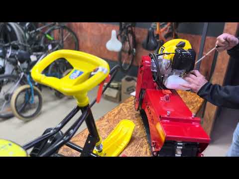 Видео: Обзор бензиновой приставки на снегокат Снежок