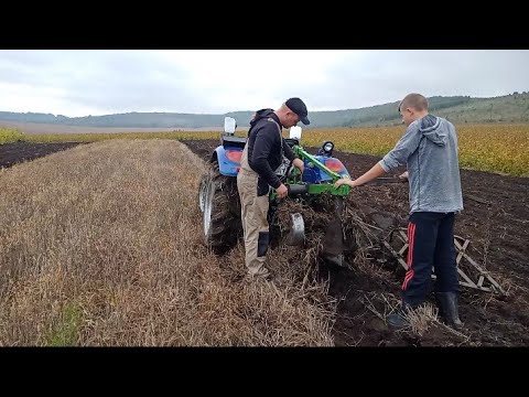 Видео: Тяжка оранка під посів пшениці))) Плуг Бомет (bomet)2-25