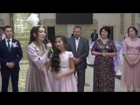 Видео: Гайникамал Мырзабайкызы (кыз узату 07.10.2018) Отбасына алгыс ретінде өлең оқуы