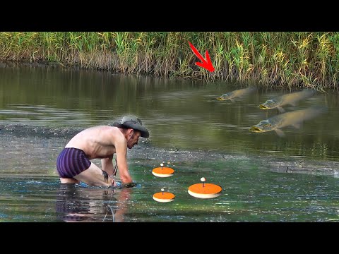 Видео: ДЕД РУКАМИ ЛОВИТ КАРАСЯ и ЩУКУ!!! РЫБАЛКА на ЖИВЦА и КРУЖКИ 2021