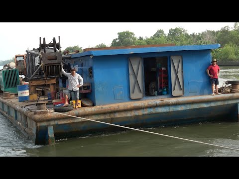 Видео: Опытный капитан искусно проводит баржу через ворота плотины.