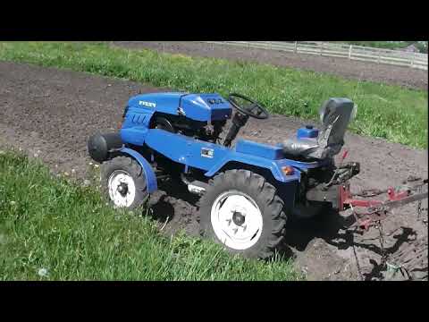 Видео: Трактор Русич Т15. Бороним картошку конными боронами.