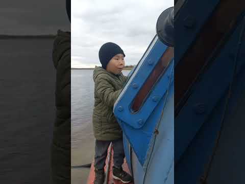 Видео: Забор воды с реки Вилюй, с сыном Данияром(Даня)