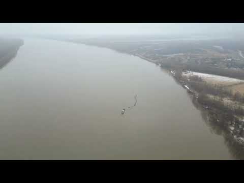 Видео: Иртыш. Осинник. Установка боновых заграждений.