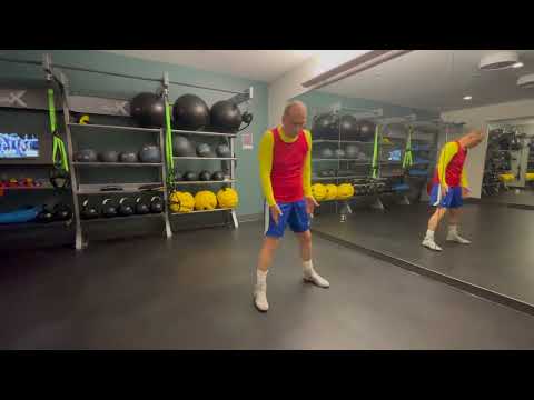 Видео: ДВИЖЕНИЕ В БОКСЕ: УДАР НАНОСИТСЯ ТОЛЬКО С ШАГОМ!