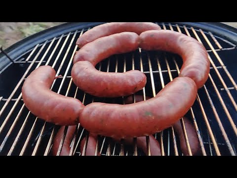 Видео: Начинка колбасы халапеньо с помощью мясорубки LEM #8 Big Bite