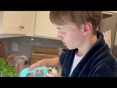 Видео: Рождественские ёлки и темнокожие Санта Клаусы уже в продаже. Снова в парке. Кулинарное шоу Артёма.