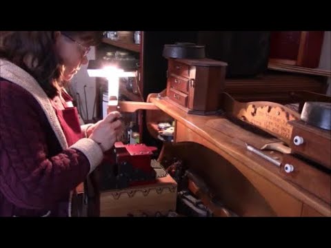 Видео: Приключения скрипичного мастера № 124 (Реставрация скрипки XVII века) К. Макомбер, скрипичный мастер