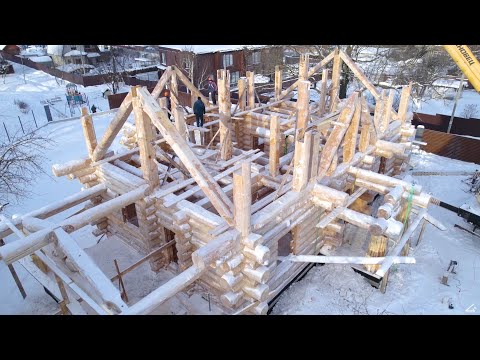Видео: Сборка каркаса мансарды из бревна post&beam на сруб. Часть 1. Столбы,стропила,слеги.