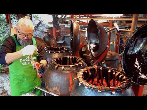 Видео: 70-летний мастер барбекю! Удивительный процесс приготовления копченого в банке барбекю