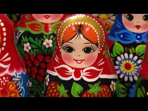 Видео: Как делают матрёшки? Кто сейчас покупает эти куклы? // Современные матрёшки