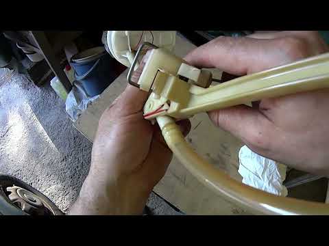 Видео: Audi 100 1987 г. Дизель. Ремонт датчика уровня топлива, настройка указателя на приборной панели.