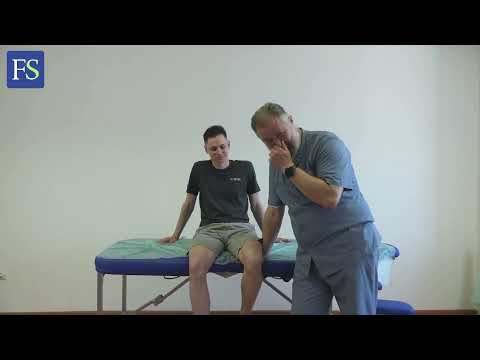 Видео: Вот как лечит боль в колене профессионал