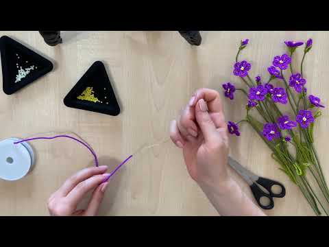 Видео: Фиалки из бисера. Мастер-класс. Цветы из бисера.