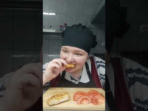 Видео: МУКБАНГ куринная отбивная/помидоры