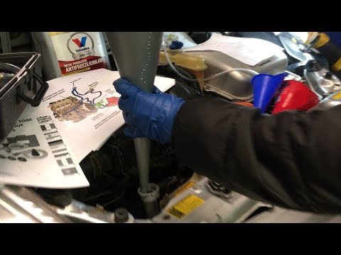 Видео: Как вручную залить охлаждающую жидкость в Toyota Prius Gen II 2004-2009 ICE | Действия после слив...