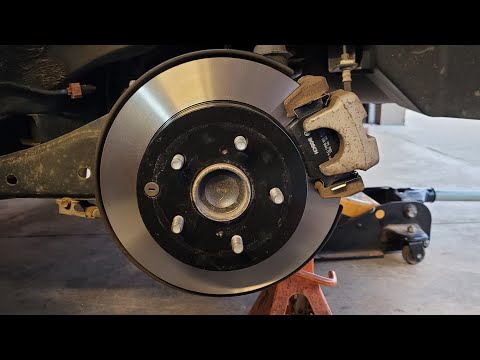 Видео: Как заменить задние тормозные колодки и роторы на Toyota RAV4 2015 года