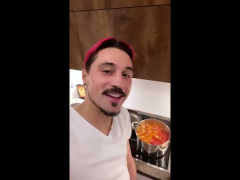 Видео: Дима Билан готовит борщ 🥄