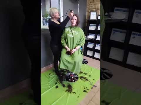 Видео: Красивая благотворительная стрижка
