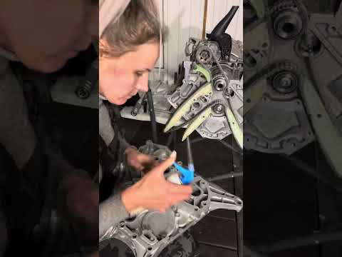 Видео: Сборка двигателя Mercedes-Benz GL-Class m273.963 V8 - 5.5L часть 3