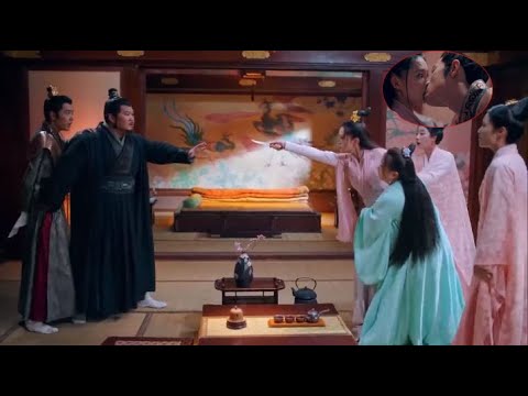 Видео: — Что ты сделал со мной прошлой ночью? «Я спал только на твоей кровати».