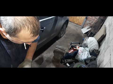 Видео: Замена втулок стабилизатора Пассат Б7