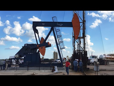 Видео: Как работает насос-качалка при откачке нефти