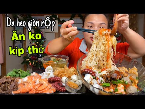 Видео: Добавление всего лишь одного этого шага делает миску с креветками, свининой, солью и лапшой чили ...