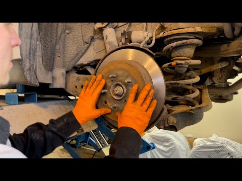 Видео: Инструкции по замене задних тормозных колодок и роторов Lexus RX350 RX450h 2010-2015 гг.