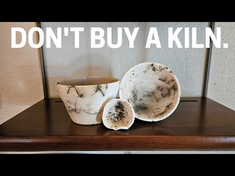 Видео: Raku Ceramics: все, что вам нужно, — это бочка и огонь.