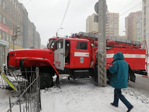 Видео: Урал в столб. Спас людей, а они сбежали.