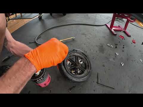 Видео: Замена камеры на бескамерную шину для электросамоката Turbobant M10 Lite. Замена задней шины.