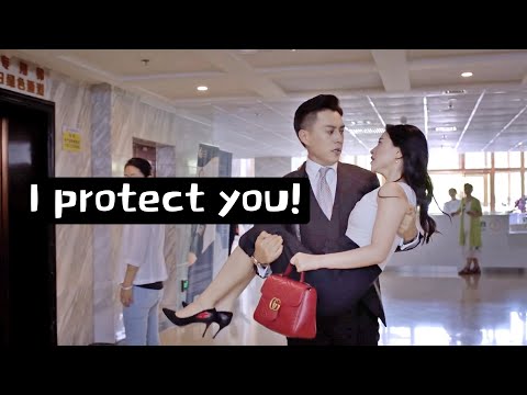 Видео: Я защищаю тебя! Когда она упала, он ее поднял! #chinesedrama #律師養成記  #中國電視劇 #大劇點播