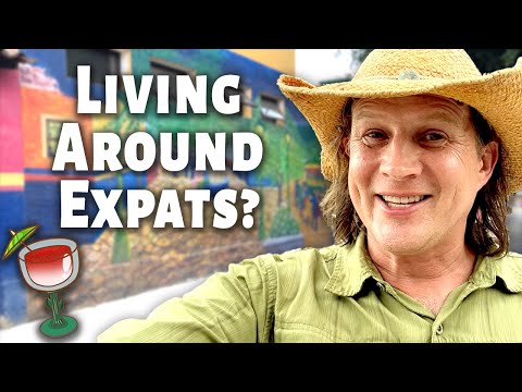 Видео: Стоит ли жить рядом с другими экспатами в Мексике? (снято в Lake Chapala Society в Ахихике)