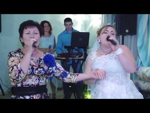 Видео: Невеста и мама обалденно поют на свадьбе.