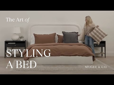 Видео: Искусство оформления кровати: как оформить кровать, как настоящий дизайнер интерьера, с Шей Макги