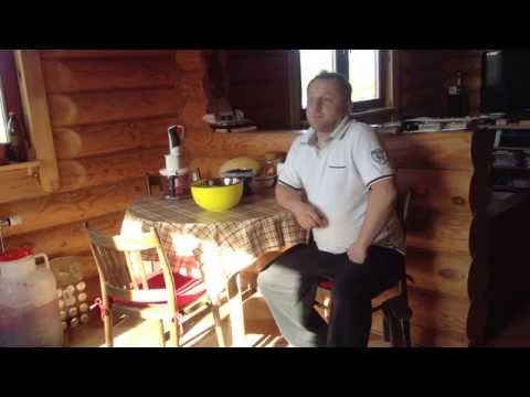 Видео: Домашнее вино из черной смородины.  Часть 1 - Отжим сока и приготовление сусла
