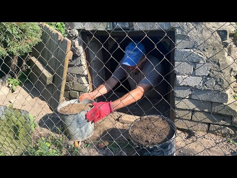 Видео: Чоловік впорядковує діляночку біля курника і чистить старий льох // ЖИТТЯ В СЕЛІ