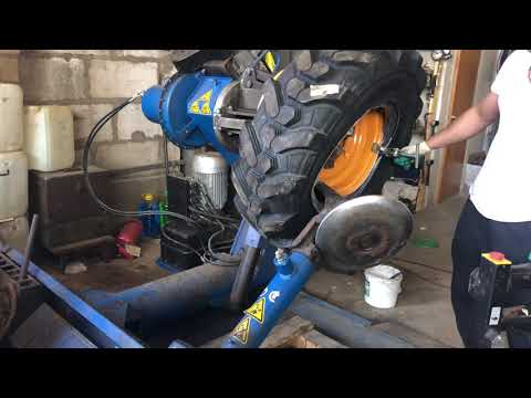 Видео: Шиномонтаж тракторного колеса