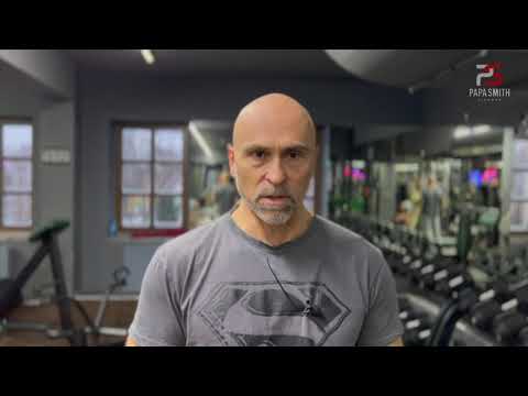 Видео: Почему жим с гантелями безопасней..