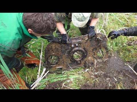 Видео: В болоте У разбитого танка винтовки, пулемет Максим где то рядом! // Юрий Гагарин