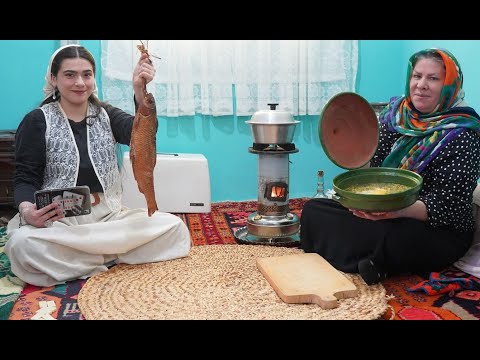 Видео: Сбор урожая бобов и приготовление копченой рыбы на обед🐟