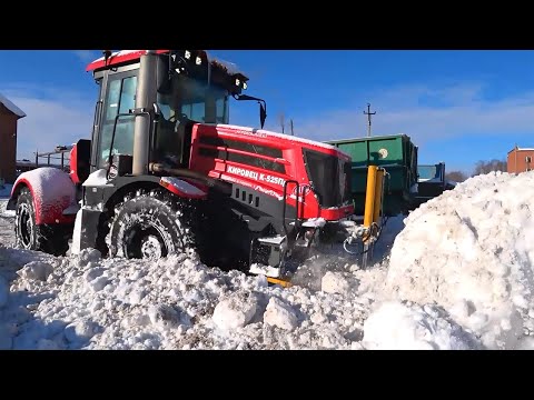 Видео: КИРОВЕЦ К-525 с поворотным отвалом на уборке снега. Чистим площадку для техники.