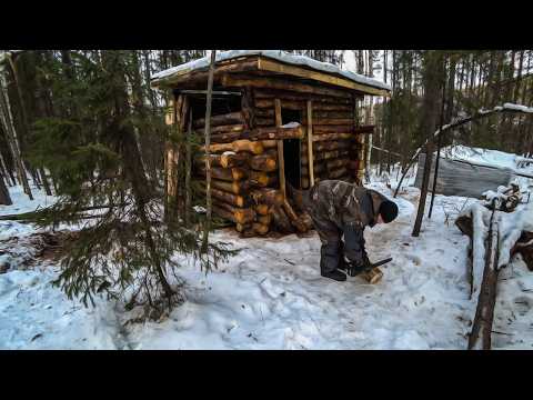 Видео: Тайга зовет: хижина почти готова! Вкусный ужин на печи. Уют и тепло обеспечены!