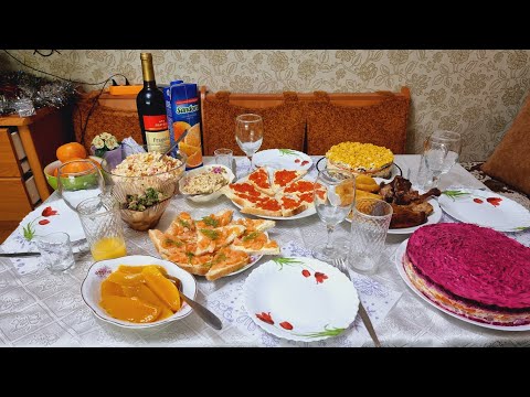 Видео: Наш скромный Новогодний стол) Наготовили, а есть не хочется...