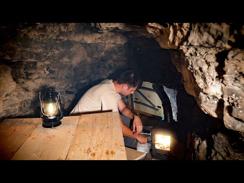 Видео: Строю ЗЕМЛЯНКУ в ПЕЩЕРЕ | Установил ПЕЧКУ и обогрел помещение | Неожиданные гости | Часть 4
