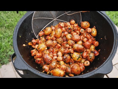 Видео: КРОШКА КАРТОШКА ПО-ОХОТНИЧЬИ В КАЗАНЕ НА КОСТРЕ