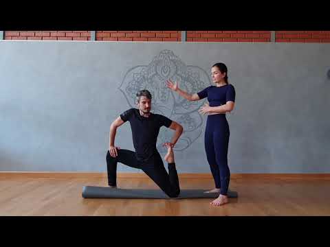 Видео: Ашва Санчаласана и Вамадевасана. Поза всадника. Как сделать безопасно. Полный видео разбор асаны
