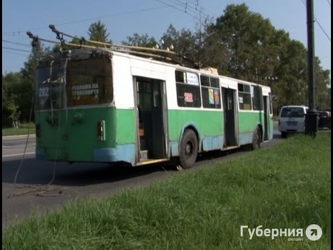 Видео: Троллейбус, подпрыгнувший на кочке, сорвал светильники со столба в Хабаровске.MestoproTV